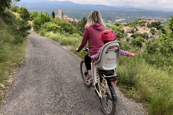 Balade en famille sur un vélo électrique