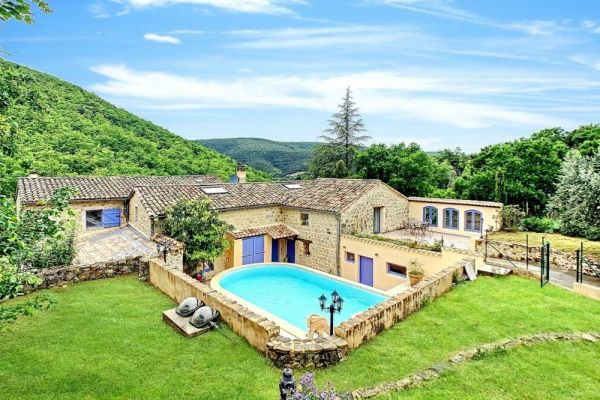 la propriété ancienne magnanerie a saint maurice d'ibie