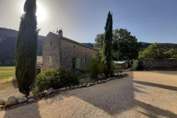 Près de la Grotte Chauvet Gîte atypique