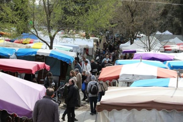 Vue d'ensemble de la brocante à Barjac